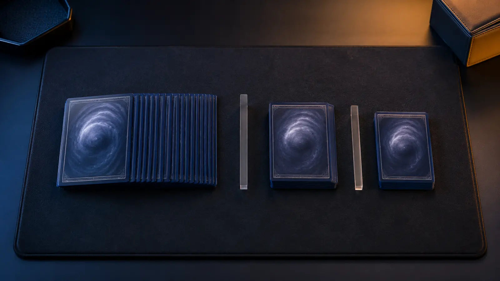 Trois zones de cartes TCG génériques illustrant le Main Deck, l’Extra Deck et le Side Deck sur un tapis de jeu sombre