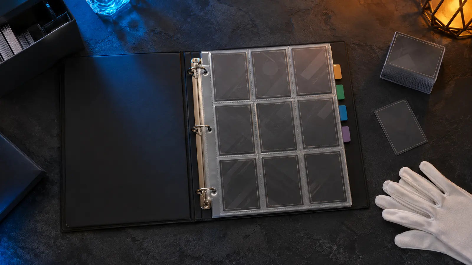 Binder TCG générique ouvert sur une page neuf poches avec intercalaires colorés et gants de manipulation