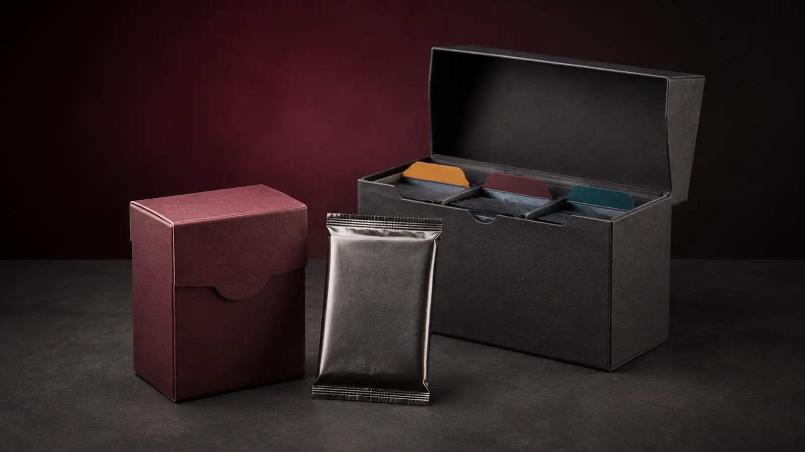 Starter Deck, booster et coffret de rangement Lorcana disposés sur une table de jeu sombre