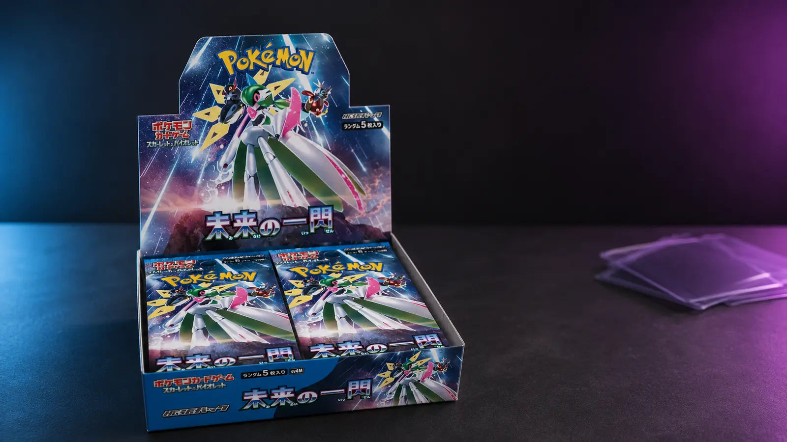 Display et booster Pokémon Future Flash SV4M dans une mise en scène de collection premium